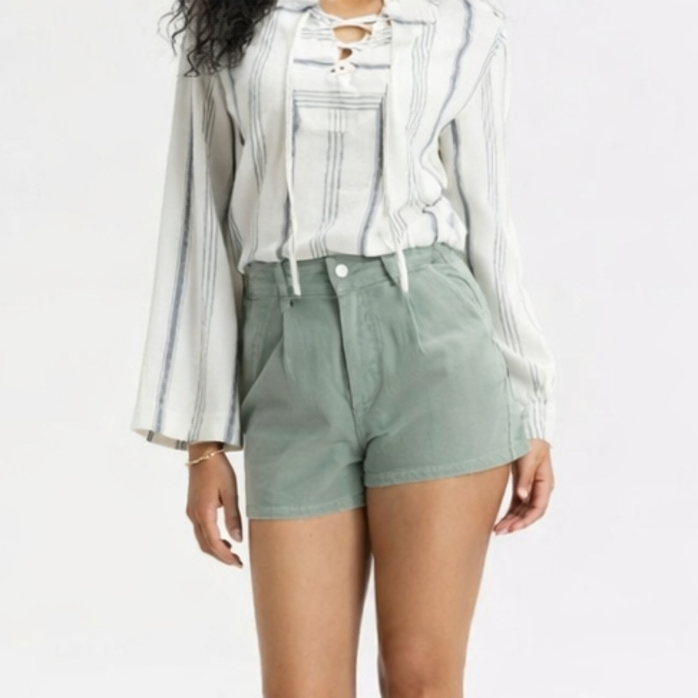 Universal Thread Pleated High-Rise Shorts – Size 6 (NWT)
